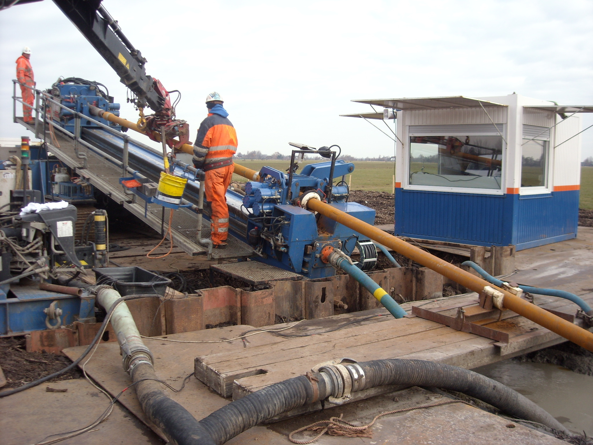 VolkerTrenchless Solutions employee on site with HDD rig.