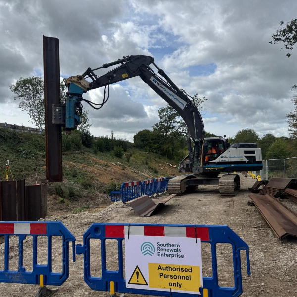 Movax installing sheet piles